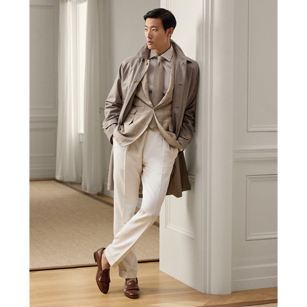 Inspired by Purple Label's classic balmacaan, this walking coat is expertly crafted in Italy with a substantial wool-and-cashmere cloth that features a lightweight, breathable membrane and a water-repellent finish. The distinguished design showcases meticulous attention to detail with supple suede trim, while sumptuous silk lining throughout ensures exceptional comfort.