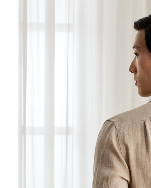 Masterfully crafted in Italy, this shirt imparts an elegant ease with its luxuriously lightweight linen and tick-weave construction. The distinguished design features a bespoke hue and is beautifully finished with genuine mother-of-pearl buttons, showcasing Purple Label's dedication to sartorial excellence.