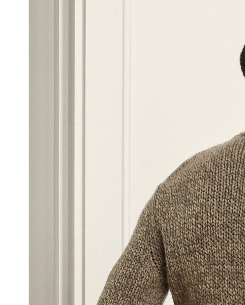 Masterfully crafted in Italy, this roll neck jumper exemplifies Purple Label's dedication to superior materials with its fine cashmere cloth. The refined composition demonstrates our commitment to exceptional quality and style.