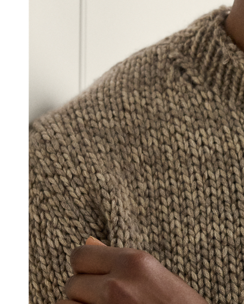 Masterfully crafted in Italy, this roll neck jumper exemplifies Purple Label's dedication to superior materials with its fine cashmere cloth. The refined composition demonstrates our commitment to exceptional quality and style.