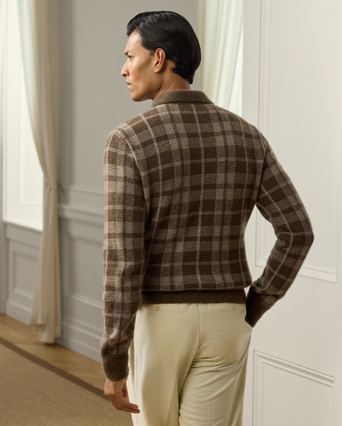Inspired by Ralph Lauren Lauren's iconic Polo shirt, this medium-weight jumper is finely knit using multiple cashmere yarns. Its plaid pattern combined with expert Italian crafting and bespoke genuine mother-of-pearl buttons reflect Purple Label's meticulous attention to detail.