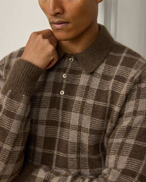 Inspired by Ralph Lauren Lauren's iconic Polo shirt, this medium-weight jumper is finely knit using multiple cashmere yarns. Its plaid pattern combined with expert Italian crafting and bespoke genuine mother-of-pearl buttons reflect Purple Label's meticulous attention to detail.