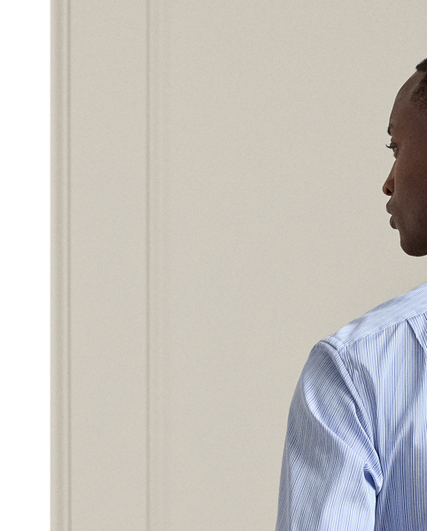 Expertly tailored in Italy, this Purple Label shirt exemplifies sartorial excellence through its luxuriously lightweight cotton fabric. It is thoughtfully finished with genuine mother-of-pearl buttons, resulting in a sophisticated garment that showcases superior crafting and timeless elegance.