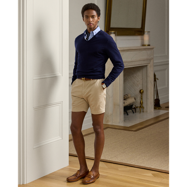 Showcasing Purple Label's commitment to unparalleled quality and timeless style, these shorts are meticulously hand-tailored using stretch chino fabric from France. Once constructed into a Slim Fit silhouette, they are garment-dyed for a relaxed look and feel.