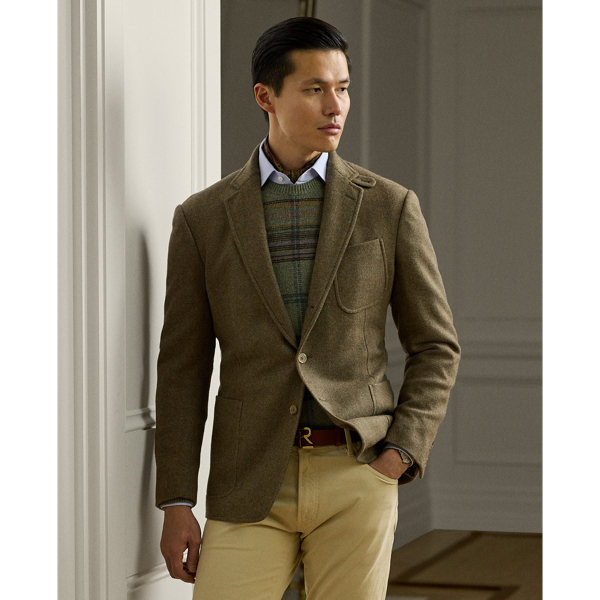 Hand-tailored in Italy, the Kent combines a lighter construction with fine canvassing and a soft shoulder to create a more natural profile. This version is crafted from wool herringbone tweed, which was custom-developed for Ralph Lauren Lauren.