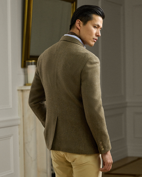 Hand-tailored in Italy, the Kent combines a lighter construction with fine canvassing and a soft shoulder to create a more natural profile. This version is crafted from wool herringbone tweed, which was custom-developed for Ralph Lauren Lauren.