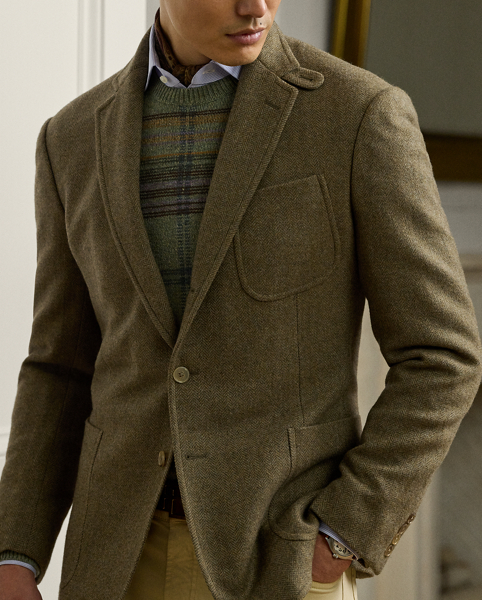 Hand-tailored in Italy, the Kent combines a lighter construction with fine canvassing and a soft shoulder to create a more natural profile. This version is crafted from wool herringbone tweed, which was custom-developed for Ralph Lauren Lauren.