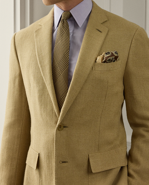 Hand-tailored in Italy, the Kent combines a lighter construction with fine canvassing and a soft shoulder to create a more natural profile. This version is crafted from a lightweight herringbone cloth that was custom-developed with cashmere, silk and linen.