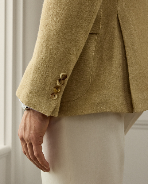 Hand-tailored in Italy, the Kent combines a lighter construction with fine canvassing and a soft shoulder to create a more natural profile. This version is crafted from a lightweight herringbone cloth that was custom-developed with cashmere, silk and linen.