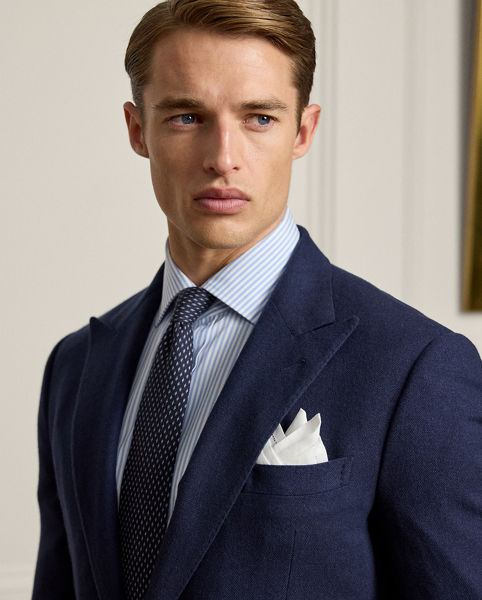 Masterfully tailored by hand in Italy, the Kent combines a lighter construction with fine canvassing and a soft shoulder to create a more natural profile. This version's lightweight cloth was custom-developed with Ireland's Magee 1866, which has been a Ralph Lauren Lauren partner for more than 50 years. The herringbone fabric is beautifully woven with a luxurious blend of wool, silk and cashmere.