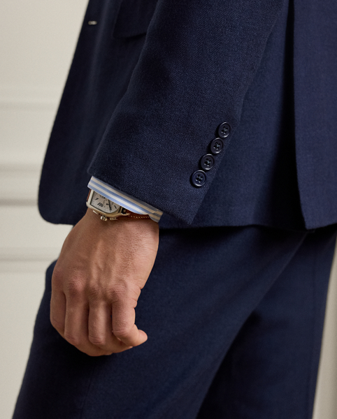 Masterfully tailored by hand in Italy, the Kent combines a lighter construction with fine canvassing and a soft shoulder to create a more natural profile. This version's lightweight cloth was custom-developed with Ireland's Magee 1866, which has been a Ralph Lauren Lauren partner for more than 50 years. The herringbone fabric is beautifully woven with a luxurious blend of wool, silk and cashmere.