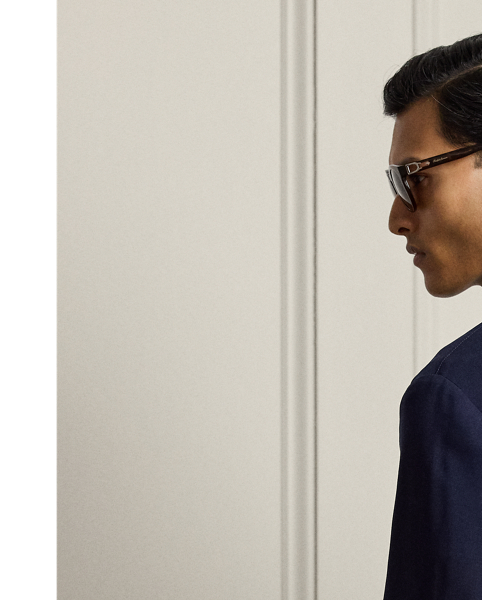 Epitomising the art of sartorial innovation, this jacket features Purple Label's most lightweight silhouette, masterfully hand-tailored in Italy using breathable wool gauze. Genuine mother-of-pearl buttons complement the refined texture of its bespoke cloth.