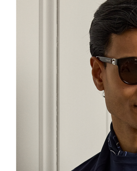 Epitomising the art of sartorial innovation, this jacket features Purple Label's most lightweight silhouette, masterfully hand-tailored in Italy using breathable wool gauze. Genuine mother-of-pearl buttons complement the refined texture of its bespoke cloth.