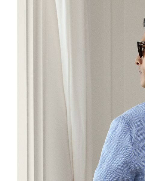 The most lightweight construction offered in Purple Label, this suit jacket is hand-tailored in Italy with a custom-developed linen cloth and finished with genuine mother-of-pearl buttons.