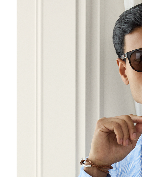 The most lightweight construction offered in Purple Label, this suit jacket is hand-tailored in Italy with a custom-developed linen cloth and finished with genuine mother-of-pearl buttons.