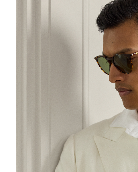 Hand-tailored in Italy, the Kent combines a lighter construction with fine canvassing and a soft shoulder to create a more natural profile. This version is crafted using a custom-developed herringbone cloth that combines soft cotton and lightweight linen.