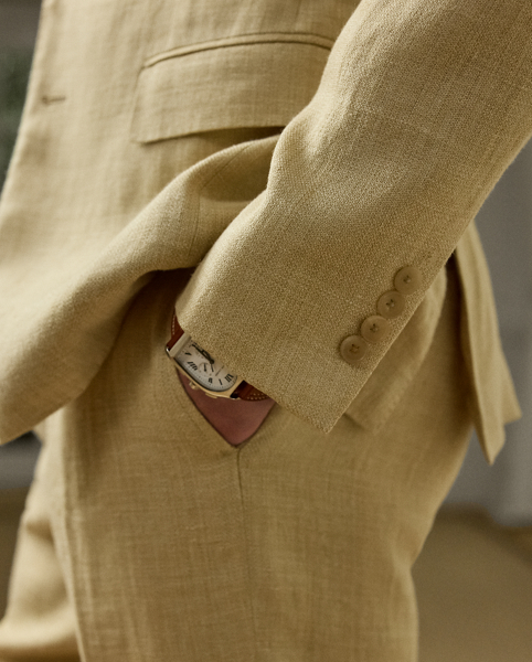 Hand-tailored in Italy, the Kent combines a lighter construction with fine canvassing and a soft shoulder to create a more natural profile. This version is crafted from a custom-developed twill fabric that was woven with breathable linen and textured tussah silk.