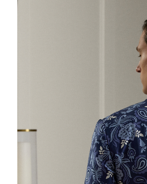 Handmade in Italy, the Kent combines a lighter construction with fine canvassing and a soft shoulder to create a more natural profile. This version's custom-developed cloth is printed with a paisley motif, which draws inspiration from Indian choppa silk. Woven to achieve a canvas structure, the fabric uses silk yarns, which are at once lightweight and luxurious.