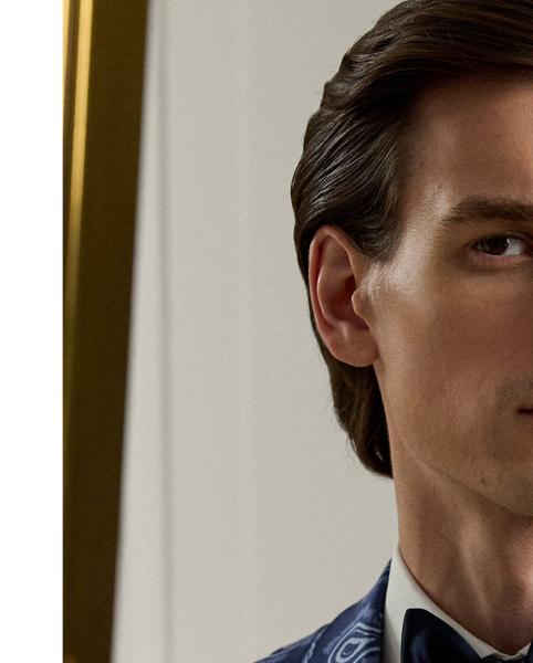 Handmade in Italy, the Kent combines a lighter construction with fine canvassing and a soft shoulder to create a more natural profile. This version's custom-developed cloth is printed with a paisley motif, which draws inspiration from Indian choppa silk. Woven to achieve a canvas structure, the fabric uses silk yarns, which are at once lightweight and luxurious.