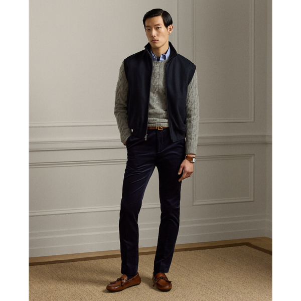 These flat-front trousers are expertly hand-tailored from Italian wide-wale corduroy, which delivers remarkable depth of colour and texture. The luxurious fabric is meticulously brushed on each side for exceptional softness.