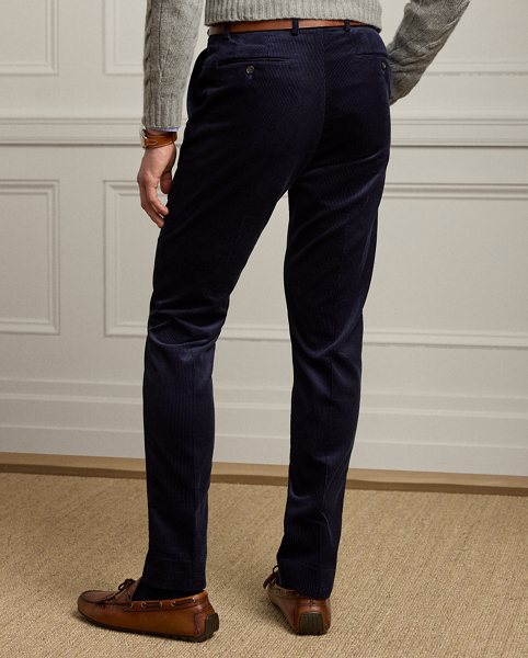 These flat-front trousers are expertly hand-tailored from Italian wide-wale corduroy, which delivers remarkable depth of colour and texture. The luxurious fabric is meticulously brushed on each side for exceptional softness.