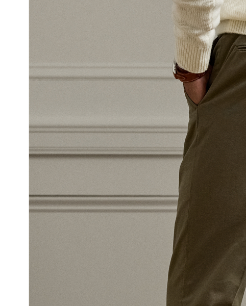 Showcasing Purple Label's commitment to unparalleled quality and timeless style, these trousers are meticulously hand-tailored using stretch chino fabric from France. Once constructed into a Slim Fit silhouette, they are garment-dyed in a custom-developed hue.