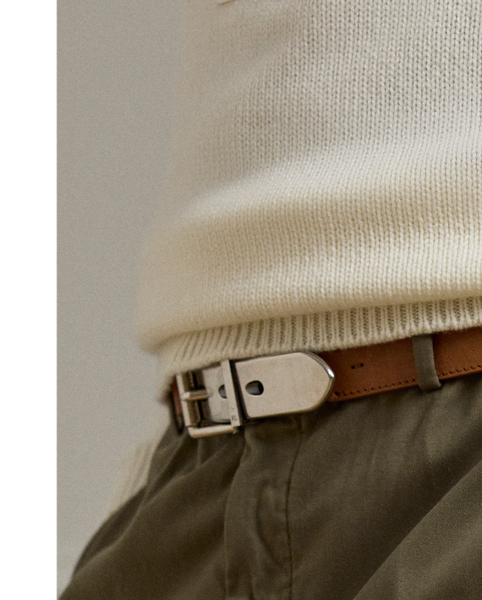 Showcasing Purple Label's commitment to unparalleled quality and timeless style, these trousers are meticulously hand-tailored using stretch chino fabric from France. Once constructed into a Slim Fit silhouette, they are garment-dyed in a custom-developed hue.