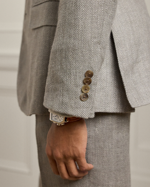 Hand-tailored in Italy, the Kent combines a lighter construction with fine canvassing and a soft shoulder to create a more natural profile. This version's bespoke fabric features a traditional heritage pattern rendered in a modern blend of linen, silk and cotton.