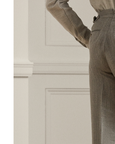 Exemplifying Purple Label's dedication to sartorial excellence, these flat-front trousers are meticulously hand-tailored in Italy with precision and care. The bespoke herringbone cloth – a sophisticated fusion of linen, silk and cotton – creates an exceptional drape and refined texture.