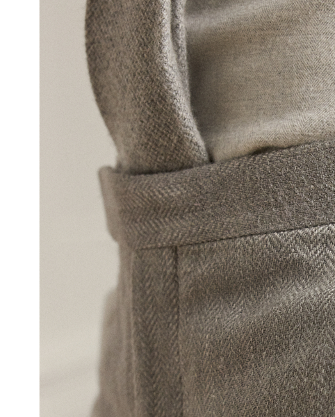 Exemplifying Purple Label's dedication to sartorial excellence, these flat-front trousers are meticulously hand-tailored in Italy with precision and care. The bespoke herringbone cloth – a sophisticated fusion of linen, silk and cotton – creates an exceptional drape and refined texture.