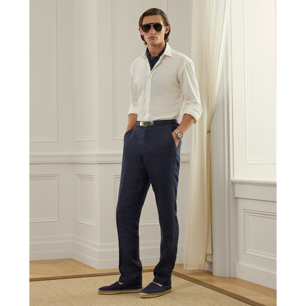 Exemplifying Purple Label's dedication to sartorial excellence, these flat-front trousers are meticulously hand-tailored in Italy with precision and care. The bespoke herringbone cloth – a sophisticated fusion of linen, silk and cotton – creates an exceptional drape and refined texture.