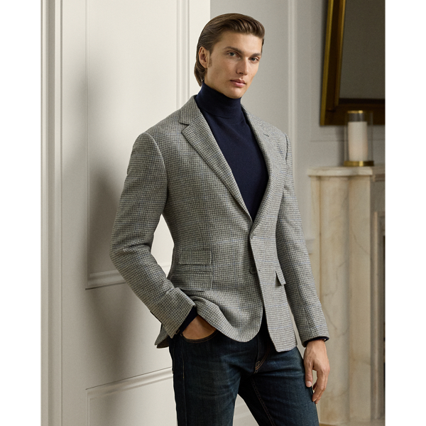 Hand-tailored in Italy, the Kent combines a lighter construction with fine canvassing and a soft shoulder to create a more natural profile. This version is crafted from a lightweight camel-hair fabric custom-developed with England's Joshua Ellis mill, which has been creating luxury textiles for more than 250 years. The refined cloth uses mélange yarns to create its traditional heritage pattern and is brushed to enhance its luxurious texture.