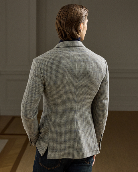 Hand-tailored in Italy, the Kent combines a lighter construction with fine canvassing and a soft shoulder to create a more natural profile. This version is crafted from a lightweight camel-hair fabric custom-developed with England's Joshua Ellis mill, which has been creating luxury textiles for more than 250 years. The refined cloth uses mélange yarns to create its traditional heritage pattern and is brushed to enhance its luxurious texture.