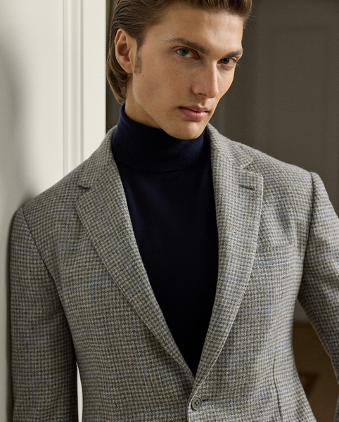 Hand-tailored in Italy, the Kent combines a lighter construction with fine canvassing and a soft shoulder to create a more natural profile. This version is crafted from a lightweight camel-hair fabric custom-developed with England's Joshua Ellis mill, which has been creating luxury textiles for more than 250 years. The refined cloth uses mélange yarns to create its traditional heritage pattern and is brushed to enhance its luxurious texture.