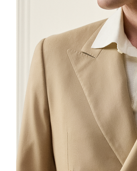 Tailored by hand in Italy, the Kent combines a lighter construction with fine canvassing and a soft shoulder to create a more natural profile. This version is crafted with bespoke wool trench and is one of the most iconic fabrications personally selected by Mr Lauren. Custom-developed with a matte brushed finish, the cloth offers a smooth and luxurious drape.