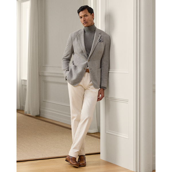 Expertly tailored by hand in Italy, these flat-front trousers showcase a stretch corduroy fabric that features exceptionally fine wales for enhanced sophistication. A special finish is applied to the cloth for a softer, more modern colouration.