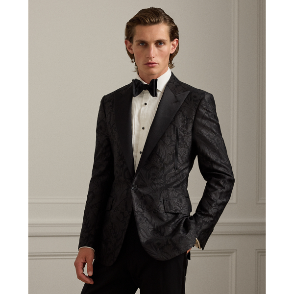 The Gregory combines lightweight canvassing and a modern silhouette with Purple Label's unparalleled quality and fine Italian craftsmanship. At the start of construction, pattern pieces are hand-cut by expert tailors, ensuring precision of the highest calibre. This tuxedo jacket's special jacquard fabric was custom-developed with a centuries-old English mill. In a luxurious blend of silk and fine cotton, the textile features a paisley motif, which draws inspiration from traditional leather-tooling techniques.