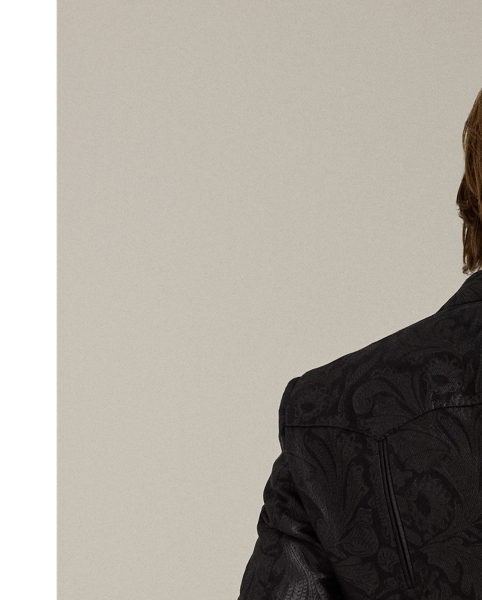 The Gregory combines lightweight canvassing and a modern silhouette with Purple Label's unparalleled quality and fine Italian craftsmanship. At the start of construction, pattern pieces are hand-cut by expert tailors, ensuring precision of the highest calibre. This tuxedo jacket's special jacquard fabric was custom-developed with a centuries-old English mill. In a luxurious blend of silk and fine cotton, the textile features a paisley motif, which draws inspiration from traditional leather-tooling techniques.