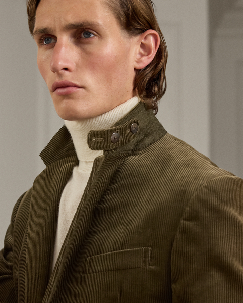 Tailored by hand in Italy, the Kent combines a lighter construction with fine canvassing and a soft shoulder to create a more natural profile. This version's wide-wale corduroy cloth, which is meticulously brushed on each side of the fabric, offers an incomparably soft texture and a profound depth of colour.